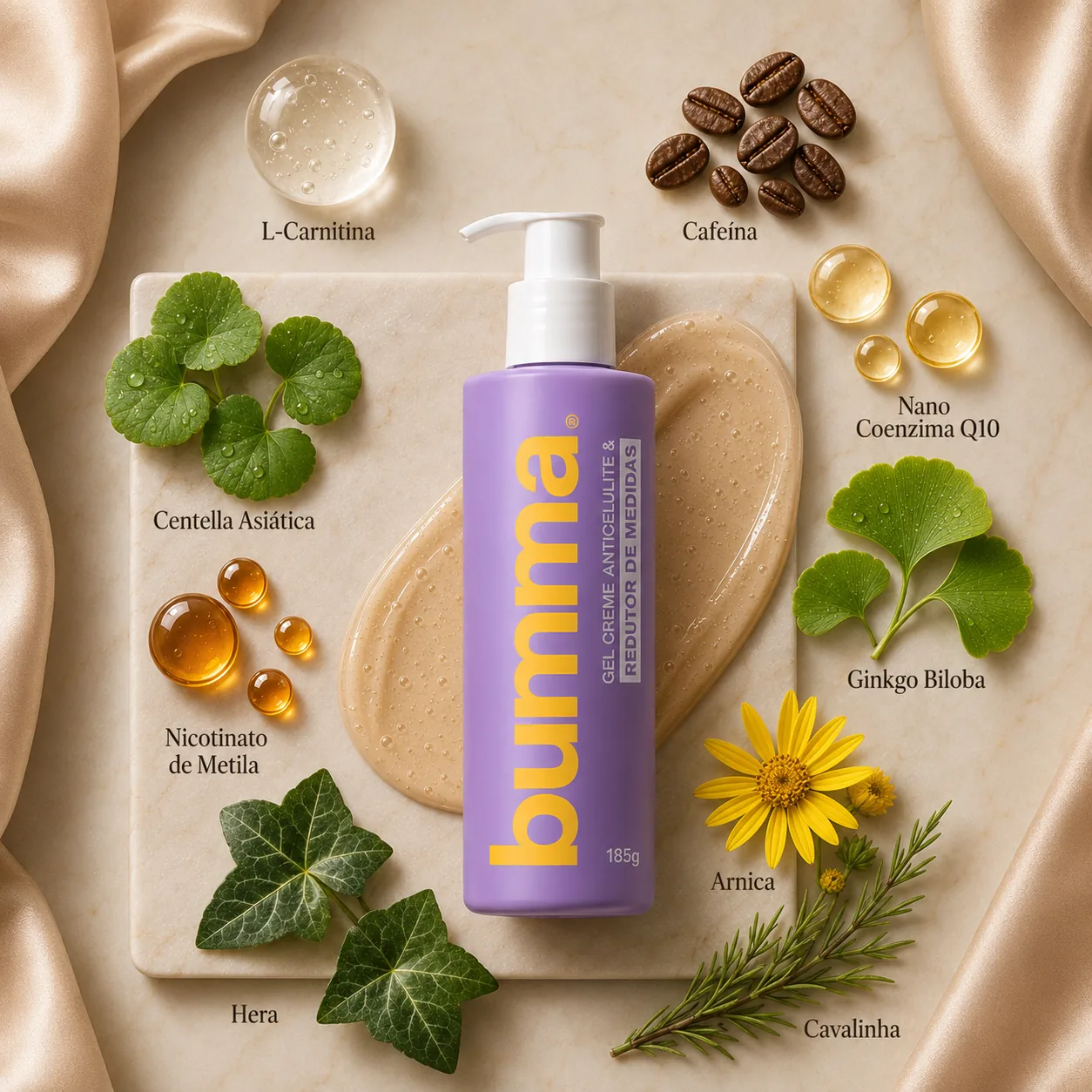 Flatlay do Gel Bumma rodeado pelos ativos da fórmula: L-Carnitina, Cafeína, Nano Coenzima Q10, Centella Asiática, Ginkgo Biloba, Nicotinato de Metila, Arnica, Hera e Cavalinha
